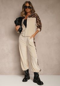 Renee - Beżowy Welurowy Komplet Dresowy Spodnie i Bluza z Panterkowym Printem Koratess. Kolor: beżowy. Materiał: welur, dresówka. Wzór: nadruk. Sport: turystyka piesza