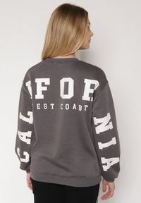 Born2be - Szara Ocieplana Bluza z Bawełną i Napisem z Tyłu Fezanda. Okazja: na co dzień. Kolor: szary. Materiał: bawełna. Wzór: napisy. Styl: klasyczny, casual, elegancki #4