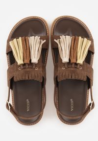 Born2be - Ciemnobrązowe Sandały VICES Ozdobione Chwostami Rawsaran. Okazja: na co dzień. Zapięcie: sprzączka. Kolor: brązowy. Materiał: jeans, len. Wzór: aplikacja. Styl: boho, casual #8