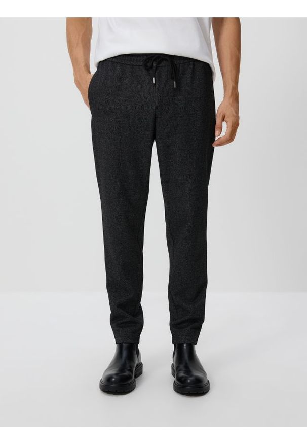 Reserved - Spodnie regular z wiązaniem - jasnoszary. Kolor: szary. Materiał: dzianina, wiskoza