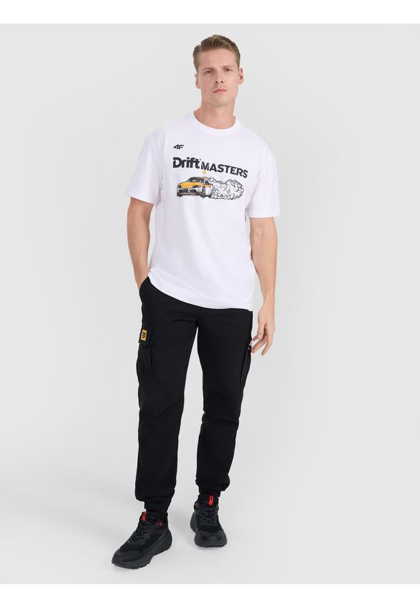 4f - 4F T-shirt regular z nadrukiem uniseks 4F x Drift Masters - biały XS. Okazja: na co dzień. Kolor: biały. Materiał: materiał, bawełna, jersey, dzianina. Długość rękawa: krótki rękaw. Długość: krótkie. Wzór: nadruk. Styl: sportowy, klasyczny, casual