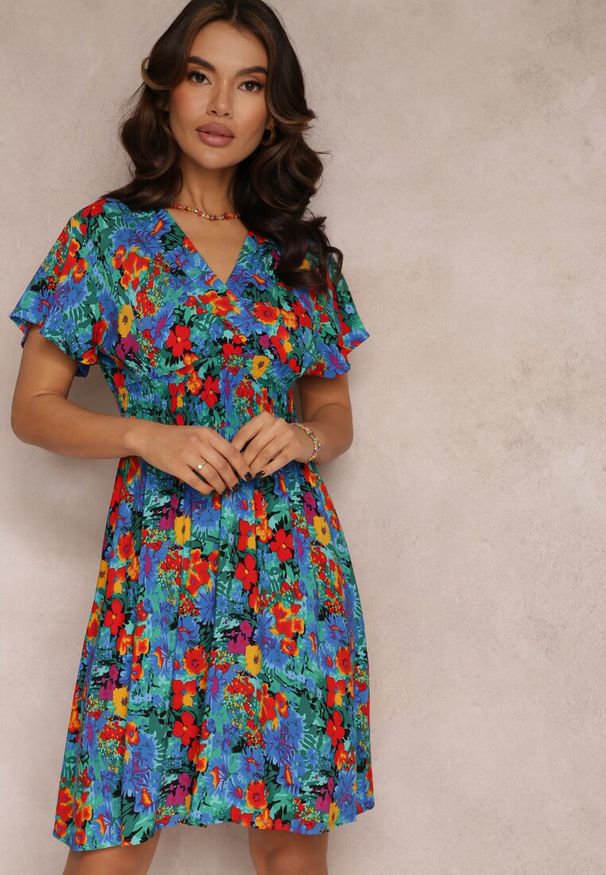 Renee - Niebieska Krótka Sukienka w Kwiaty z Szeroką Gumką w Pasie Meles. Kolor: niebieski. Materiał: wiskoza. Długość rękawa: krótki rękaw. Wzór: kwiaty. Sezon: lato. Typ sukienki: rozkloszowane, kopertowe. Długość: mini