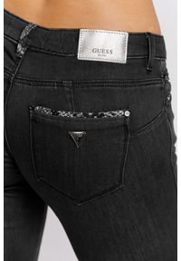 Guess - GUESS Czarne jeansy damskie Cosy phyton. Kolor: czarny. Wzór: aplikacja #2