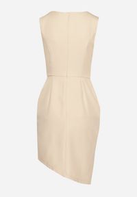 Born2be - Beżowa Sukienka Vices Dopasowana Asymetryczna z Błyszczącą Wstawką Tolivena. Okazja: na co dzień. Typ kołnierza: dekolt w kształcie V. Kolor: beżowy. Materiał: materiał. Wzór: aplikacja. Typ sukienki: asymetryczne. Styl: casual, elegancki #6