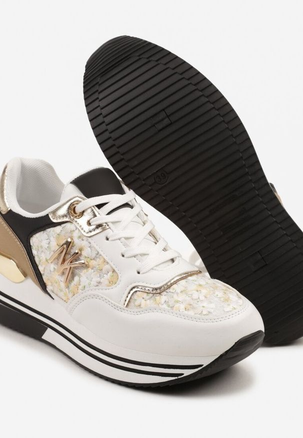 Born2be - Biało-Czarne Sneakersy z Metaliczną Aplikacją Divisca. Okazja: na co dzień. Kolor: biały. Materiał: jeans. Wzór: aplikacja