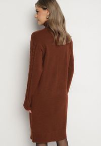 Born2be - Brązowa Sweterkowa Sukienka z Golfem Wełną i Bawełną Ozdobiona Splotem Reiania. Okazja: na spotkanie biznesowe, do pracy, na co dzień. Typ kołnierza: golf. Kolor: brązowy. Materiał: wełna, bawełna. Wzór: ze splotem, aplikacja. Typ sukienki: proste. Styl: casual, biznesowy #5