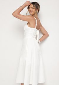 Born2be - Biała Rozkloszowana Gorsetowa Sukienka Vices Ozdobiona Wiązaniem Ralethea. Typ kołnierza: dekolt gorset. Kolor: biały. Długość rękawa: na ramiączkach. Wzór: aplikacja. Typ sukienki: gorsetowe. Styl: elegancki #5