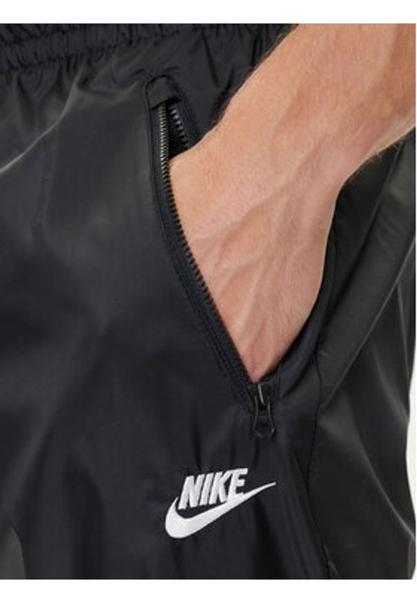 Nike Spodnie dresowe Windrunner DX0653 Czarny Standard Fit. Kolor: czarny. Materiał: syntetyk