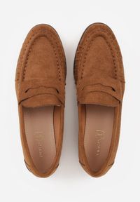 Born2be - Jasnobrązowe Marszczone Mokasyny VICES z Wkładką ze Skóry Naturalnej Nerihaneh. Okazja: na co dzień. Kolor: brązowy. Materiał: skóra. Obcas: na płaskiej podeszwie. Styl: casual, klasyczny, elegancki #8