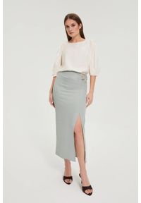 MOODO - Spódnica z rozcięciem oliwkowa. Kolor: oliwkowy. Materiał: poliester #1