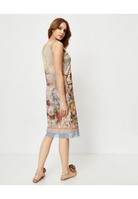 ANA ALCAZAR - Beżowa sukienka midi z nadrukiem. Kolor: beżowy. Materiał: materiał. Wzór: nadruk. Sezon: lato. Typ sukienki: z odkrytymi ramionami. Długość: midi #6
