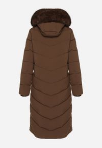Born2be - Brązowa Długa Kurtka z Pikowanymi Przeszyciami i Kapturem z Futerkiem Galella. Okazja: na co dzień. Kolor: brązowy. Materiał: futro. Długość: długie. Styl: elegancki, casual, klasyczny #6