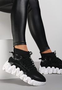 Renee - Czarne Sneakersy Chrysialla. Wysokość cholewki: za kostkę. Nosek buta: okrągły. Zapięcie: sznurówki. Kolor: czarny. Materiał: materiał. Szerokość cholewki: normalna. Wzór: aplikacja, nadruk #1
