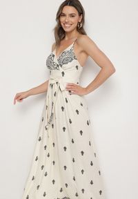 Born2be - Kremowo-Czarna Bawełniana Sukienka Rozkloszowana z Kopertowym Dekoltem i Wiązaniem Revevra. Okazja: na co dzień, na randkę. Typ kołnierza: dekolt kopertowy. Kolor: beżowy. Materiał: bawełna. Długość rękawa: na ramiączkach. Typ sukienki: kopertowe. Styl: casual #3