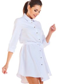 Sukienki.shop - Sukienka koszulowa szmizjerka z asymetrycznym dołem biała. Okazja: na co dzień, do pracy. Kolor: biały, beżowy. Typ sukienki: szmizjerki, asymetryczne, koszulowe. Styl: casual #2