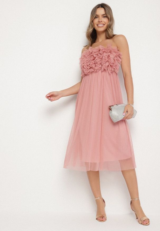 Born2be - Ciemnoróżowa Tiulowa Sukienka z Falbankami Larithia. Typ kołnierza: kołnierz z falbankami. Kolor: różowy. Materiał: tiul. Długość rękawa: bez ramiączek