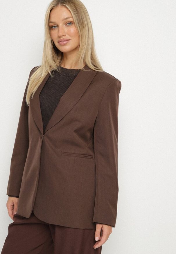 Born2be - Brązowa Marynarka Jednorzędowa z Usztywnioną Linią Ramion Avidvira. Okazja: na spotkanie biznesowe. Kolor: brązowy. Materiał: jeans. Styl: biznesowy