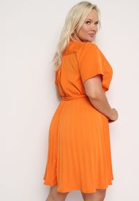 Born2be - Pomarańczowa Sukienka z Kopertowym Dekoltem Wiązanym Paskiem i Gumką w Pasie Vung. Kolor: pomarańczowy. Materiał: materiał. Typ sukienki: kopertowe. Długość: mini #6