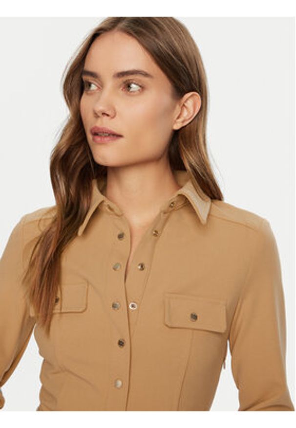 Guess Sukienka codzienna W5RK93 KCBO2 Beżowy Regular Fit. Okazja: na co dzień. Kolor: beżowy. Materiał: syntetyk. Typ sukienki: proste. Styl: casual