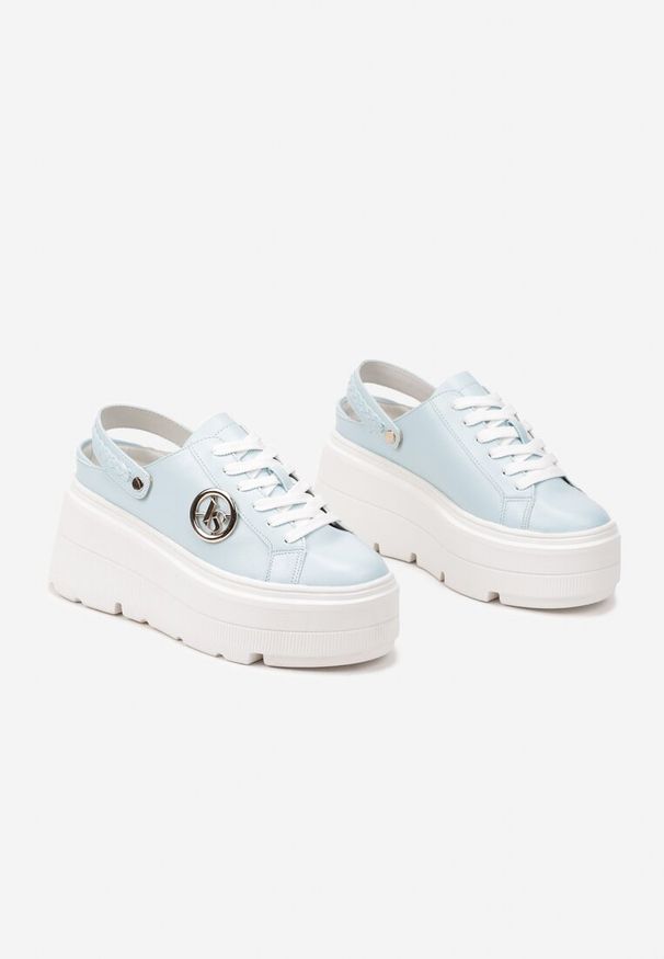 Born2be - Niebieskie Sneakersy Vices na Grubej Tłoczonej Podeszwie z Paskiem na Pięcie i Metaliczną Ozdobą Zenfedi. Okazja: na co dzień. Zapięcie: pasek. Kolor: niebieski. Materiał: jeans. Szerokość cholewki: normalna. Wzór: aplikacja