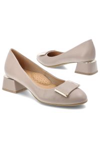Beżowe Półbuty Armodo Eleganckie Obuwie Damskie. Okazja: na co dzień, na spotkanie biznesowe, do pracy. Kolor: beżowy. Materiał: skóra. Wzór: geometria, aplikacja. Obcas: na obcasie. Styl: elegancki. Wysokość obcasa: średni #6
