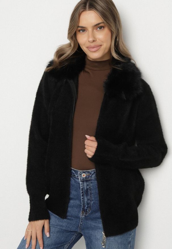 Born2be - Czarny Kardigan z Wełną z Futrzanym Kołnierzem Zapinany na Suwak Sistte. Okazja: na co dzień. Kolor: czarny. Materiał: wełna, futro. Długość rękawa: długi rękaw. Długość: długie. Styl: casual
