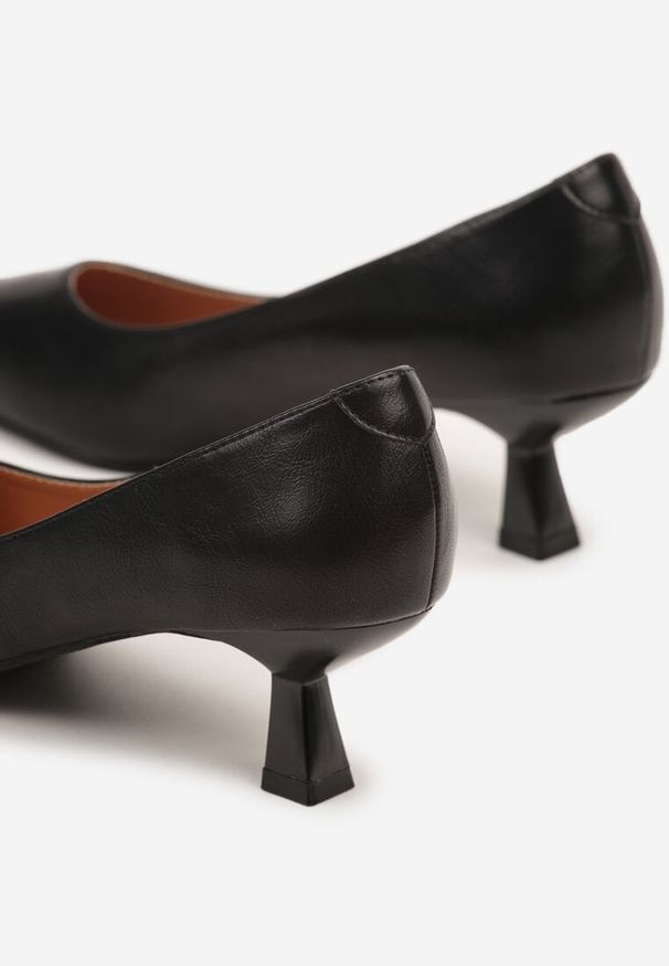 Renee - Czarne Czółenka Vices na Kaczuszce ze Skórzaną Wkładką Elialie. Okazja: na co dzień. Kolor: czarny. Materiał: skóra. Wzór: aplikacja. Obcas: na szpilce. Styl: casual, elegancki. Wysokość obcasa: średni