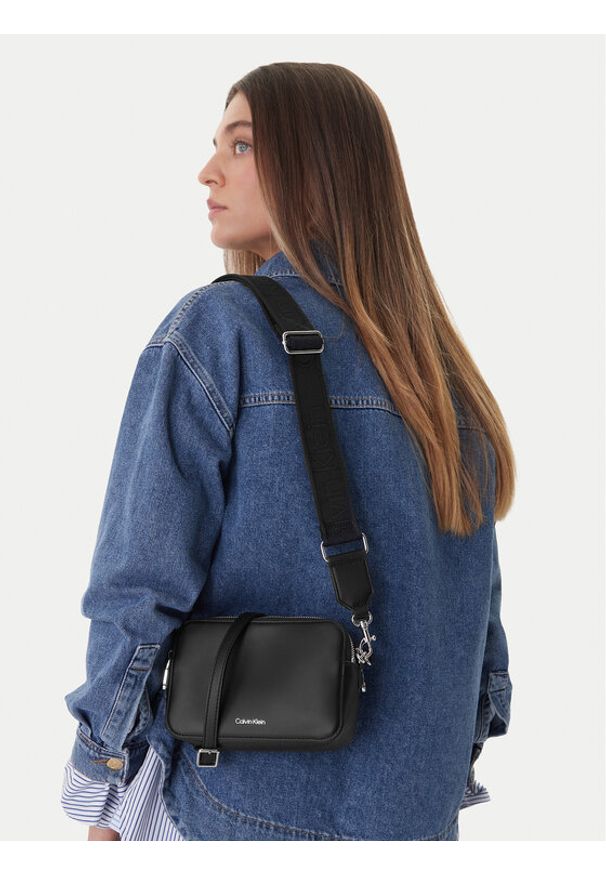 Calvin Klein Torebka Webbing Double Strap Camera Bag LV04F3165G Czarny. Kolor: czarny. Materiał: skórzane