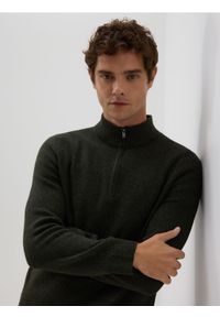 Reserved - Sweter z rozpinanym golfem - ciemnozielony. Typ kołnierza: golf. Kolor: zielony. Materiał: dzianina