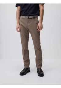Reserved - Spodnie chino slim z paskiem - brązowy. Kolor: brązowy. Materiał: bawełna, tkanina #1