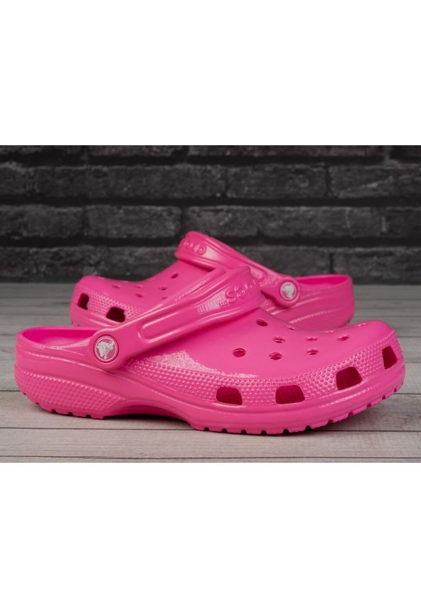 Klapki damskie do chodzenia Crocs CLASSIC NEON HL. Kolor: różowy. Styl: sportowy