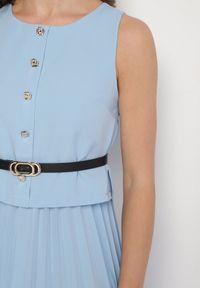 Born2be - Niebieska Sukienka Bez Rękawów z Plisami i Paskiem z Klamrą Iffale. Okazja: na spacer, na co dzień. Kolor: niebieski. Długość rękawa: bez rękawów. Styl: casual, klasyczny #6