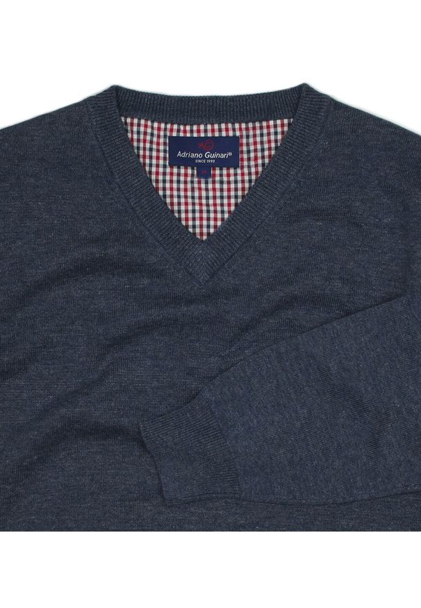 Sweter Jasny Granatowy Melanżowy w Serek (V-neck), Klasyczny, Męski, Elegancki -Adriano Guinari. Okazja: na co dzień, na spotkanie biznesowe, do pracy. Typ kołnierza: dekolt w serek. Kolor: niebieski. Materiał: bawełna. Wzór: melanż. Styl: klasyczny, elegancki