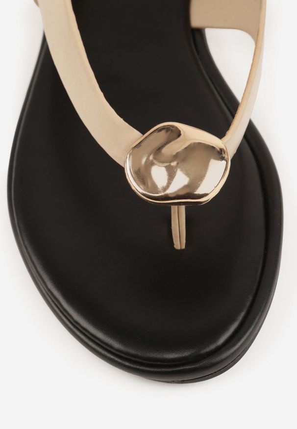 Born2be - Beżowe Sandały Typu Japonki Ozdobione Okrągłą Aplikacją Vikianae. Okazja: na co dzień. Nosek buta: okrągły. Zapięcie: sprzączka. Kolor: beżowy. Materiał: jeans. Wzór: aplikacja. Sezon: lato. Styl: boho, elegancki, casual