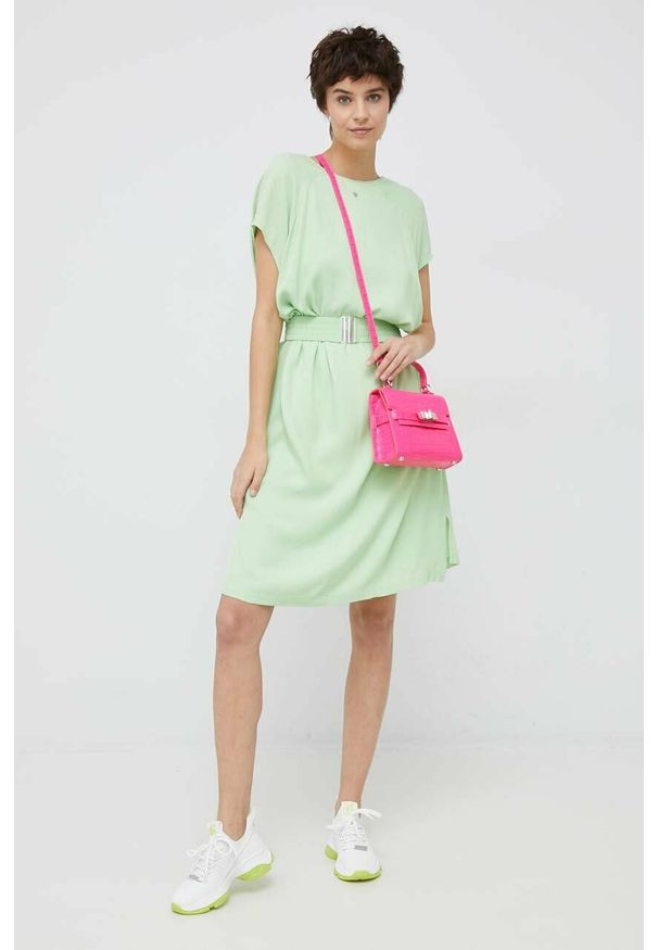 Mos Mosh sukienka kolor zielony mini oversize. Kolor: zielony. Materiał: tkanina, materiał, wiskoza. Długość rękawa: krótki rękaw. Typ sukienki: oversize. Długość: mini