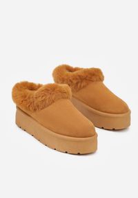 Renee - Brązowe Krótkie Śniegowce na Platformie Ozdobione Futerkiem Sewlara. Okazja: na co dzień. Kolor: brązowy. Materiał: futro. Wzór: aplikacja. Obcas: na platformie. Styl: casual, street #3