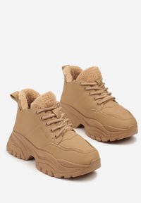 Renee - Jasnobrązowe Trapery Sneakersy Vices na Platformie z Tłoczeniem Nirrise. Okazja: na co dzień. Kolor: brązowy. Materiał: dresówka. Obcas: na platformie. Styl: casual #3