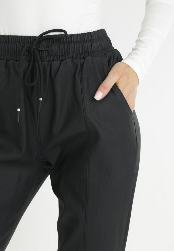 Born2be - Czarne Spodnie Dresowe Joggery High Waist Azelo. Stan: podwyższony. Kolor: czarny. Materiał: dresówka