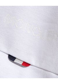 MONCLER - Biały t-shirt polo. Typ kołnierza: polo. Kolor: biały. Materiał: bawełna. Wzór: aplikacja. Styl: klasyczny #2