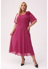 Moda Size Plus Iwanek - Elegancka szyfonowa sukienka Catalina w kolorze głębokiej fuksji na wesele PLUS SIZE XXL. Okazja: na wesele, na ślub cywilny. Kolekcja: plus size. Kolor: różowy. Materiał: szyfon. Długość rękawa: krótki rękaw. Wzór: aplikacja, kwiaty. Typ sukienki: dla puszystych. Styl: elegancki. Długość: midi #1
