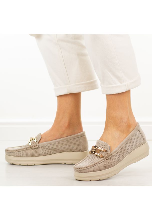 Beżowe skórzane mokasyny damskie Filippo Dp7652/26. Okazja: na co dzień. Kolor: beżowy. Materiał: skóra, zamsz. Szerokość cholewki: normalna. Sezon: wiosna, lato. Styl: casual, elegancki