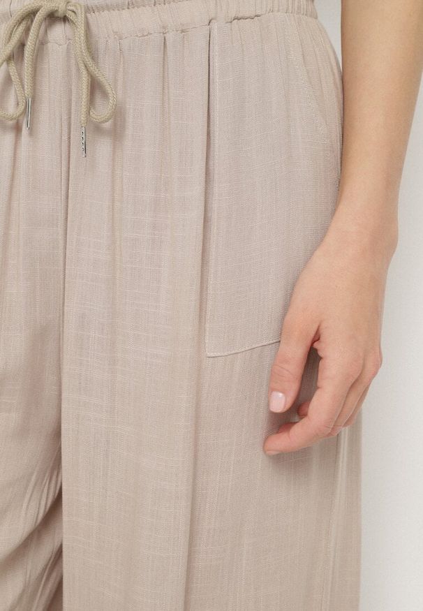 Born2be - Ciemnobeżowe Spodnie Bawełniane Szerokie z Gumką w Pasie Efranica. Okazja: na co dzień. Kolor: beżowy. Materiał: bawełna. Styl: elegancki, casual