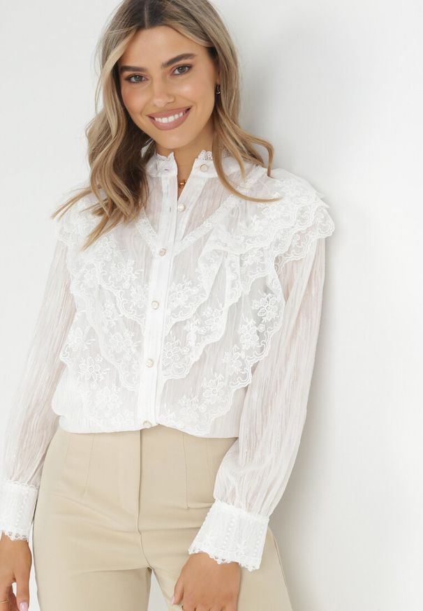 Born2be - Biała Koszula z Metaliczną Nitką i Falbanką Ruweyda. Typ kołnierza: kołnierz z falbankami. Kolor: biały. Materiał: tkanina. Długość rękawa: długi rękaw. Długość: długie. Wzór: haft. Styl: elegancki