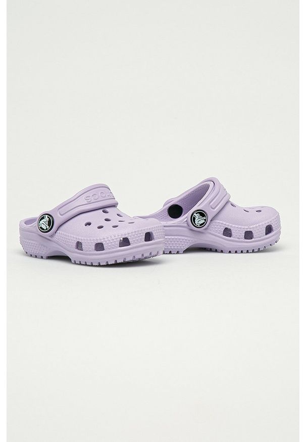 Crocs - Klapki dziecięce. Kolor: fioletowy. Materiał: materiał. Wzór: gładki. Obcas: na obcasie. Wysokość obcasa: niski