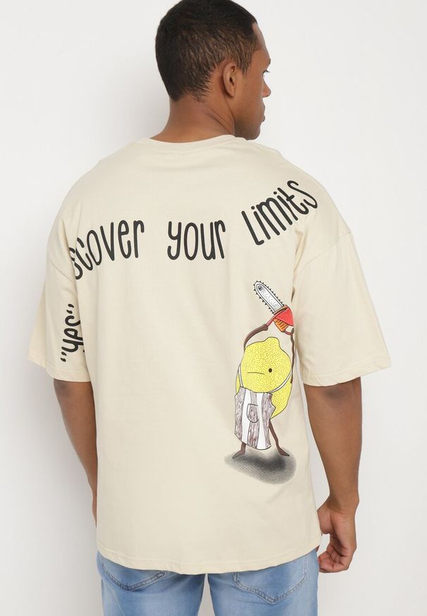 Born2be - Jasnobeżowa Bawełniana Koszulka T-shirt z Krótkim Rękawem z Nadrukiem na Plecach i Przodzie Civia. Okazja: na co dzień, na spotkanie biznesowe, do pracy. Kolor: beżowy. Materiał: bawełna. Długość rękawa: krótki rękaw. Długość: krótkie. Wzór: nadruk. Styl: biznesowy, casual, klasyczny