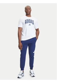 Adidas - adidas T-Shirt Collegiate Lineage Graphic JM6416 Biały Regular Fit. Kolor: biały. Materiał: bawełna #5