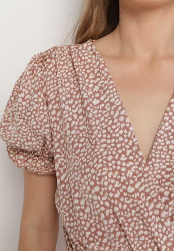 Born2be - Jasnobrązowa Sukienka z Gumką w Talii z Kopertowym Dekoltem Ianveia. Kolor: brązowy. Typ sukienki: kopertowe