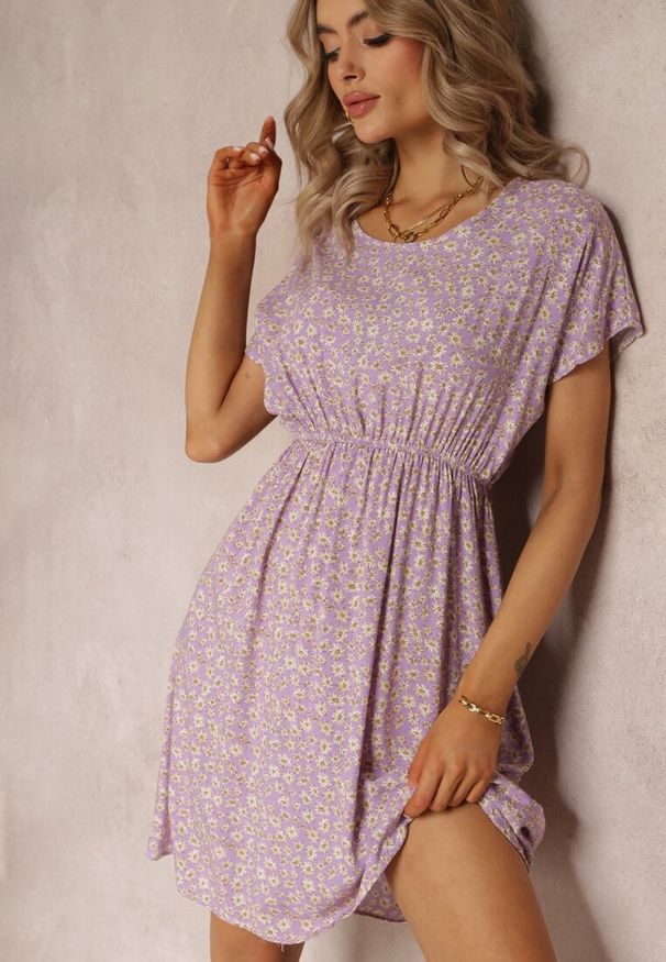 Renee - Fioletowa Rozkloszowana Sukienka Mini w Kwiaty z Gumką w Pasie z Wiskozy Elineano. Kolor: fioletowy. Materiał: wiskoza. Długość rękawa: krótki rękaw. Wzór: kwiaty. Długość: mini