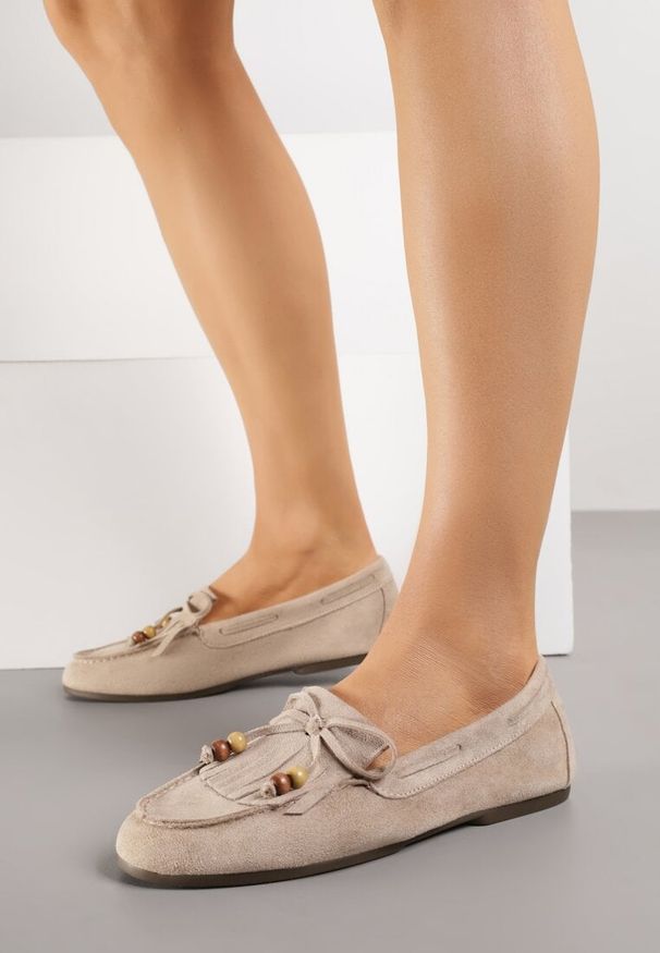 Renee - Ciemnobeżowe Mokasyny z Koralikami Kokardą i Frędzlami Nahda. Okazja: na co dzień. Kolor: beżowy. Materiał: jeans. Styl: casual, street