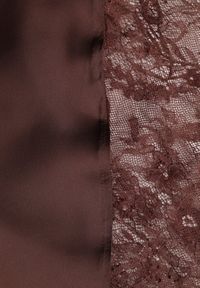 Born2be - Brązowa Koktajlowa Sukienka z Satyny Ozdobiona Koronką Palinca. Okazja: na co dzień, na imprezę. Kolor: brązowy. Materiał: satyna, koronka. Długość rękawa: na ramiączkach. Wzór: aplikacja, koronka. Styl: wizytowy #2